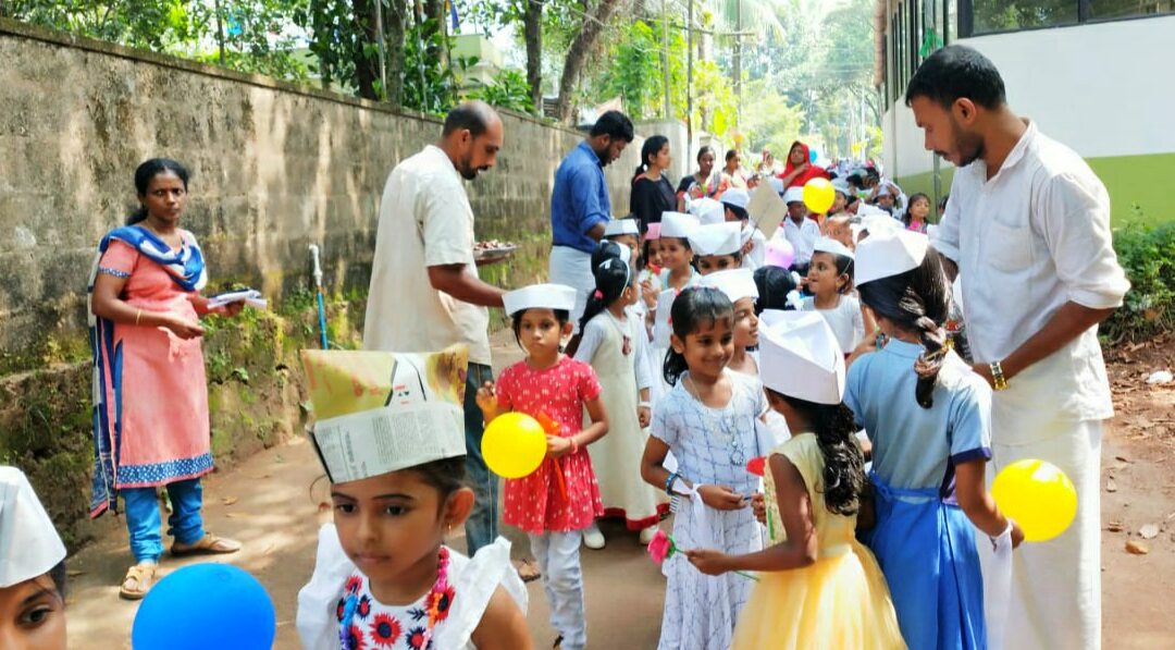 ശിശുദിനത്തിൽ ആടിയും പാടിയും ബിന്ദു ടീച്ചറും കുട്ടികളും