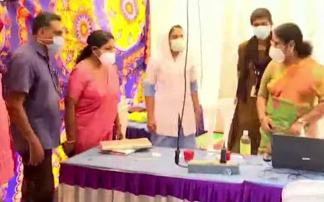 ക്ലാസുകൾ തുടങ്ങി: വിദ്യാർത്ഥികൾക്കൊപ്പം മന്ത്രിയും