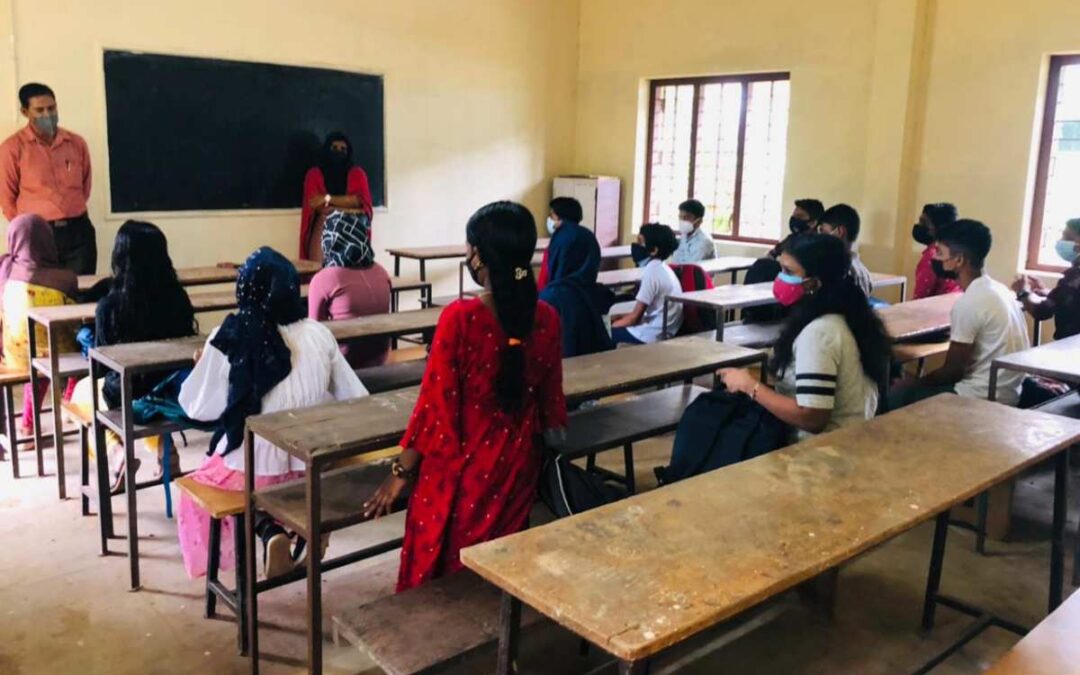 എട്ടാം ക്ലാസിലും ബെല്ലടിച്ചു: ഇനി 9,11 ക്ലാസുകൾ