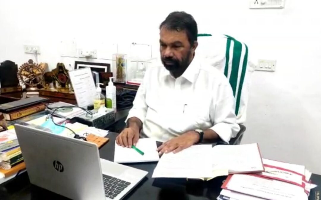 മുഴുവൻ അധ്യാപകരും സ്കൂളിൽ എത്തണം: ഓൺലൈൻ ക്ലാസുകൾ കാര്യക്ഷമമാക്കണമെന്ന് മന്ത്രി