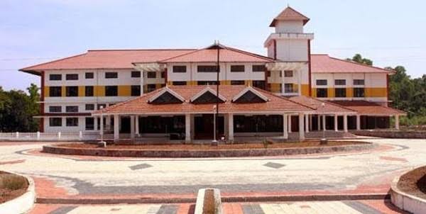 സർട്ടിഫിക്കറ്റ് നല്‍കാന്‍ കൈക്കൂലി: കാലിക്കറ്റ്‌ സർവകലാശാല ജീവനക്കാരന് സസ്പെന്‍ഷന്‍