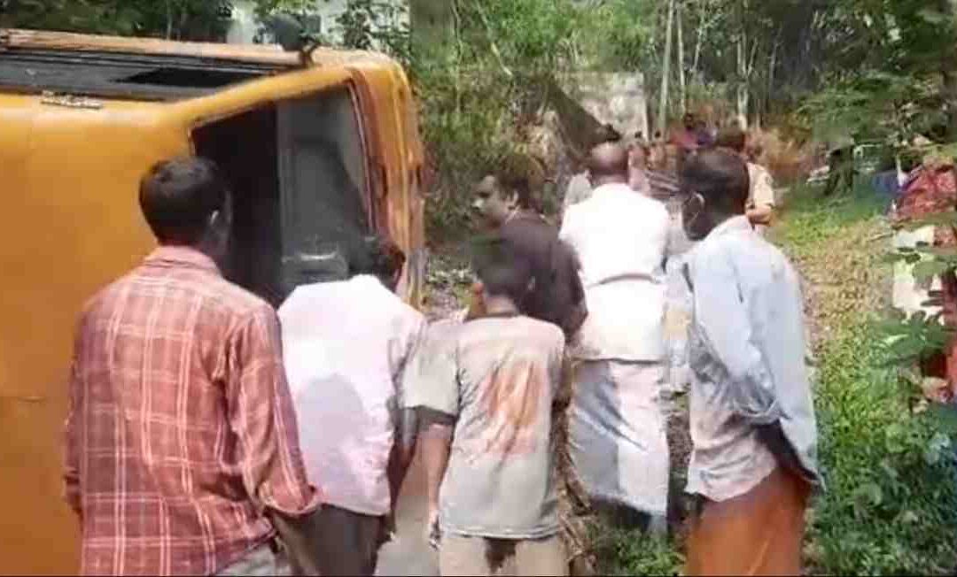 കൊല്ലത്ത് സ്കൂൾ വാൻ മറിഞ്ഞു: അന്വേഷണത്തിന് നിർദേശം