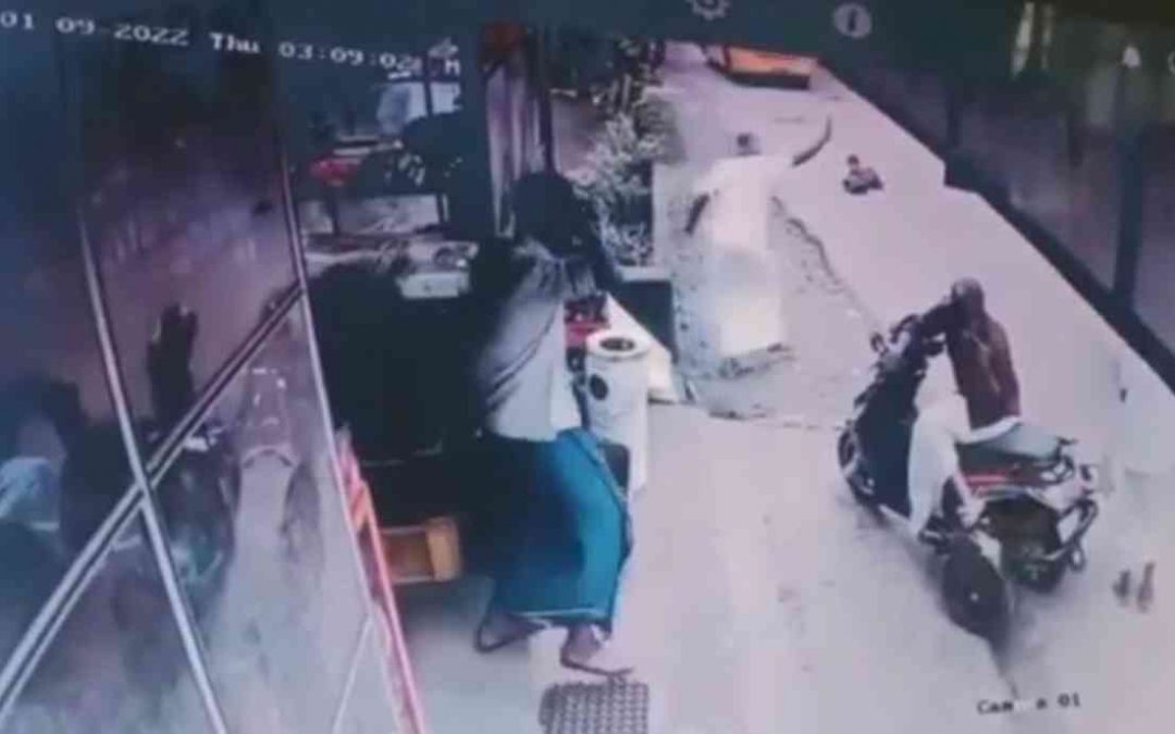 ഓടിക്കൊണ്ടിരുന്ന സ്കൂൾ ബസിൽ നിന്ന് എൽകെജി വിദ്യാർത്ഥി റോഡിലേക്ക് തെറിച്ചു വീണു.