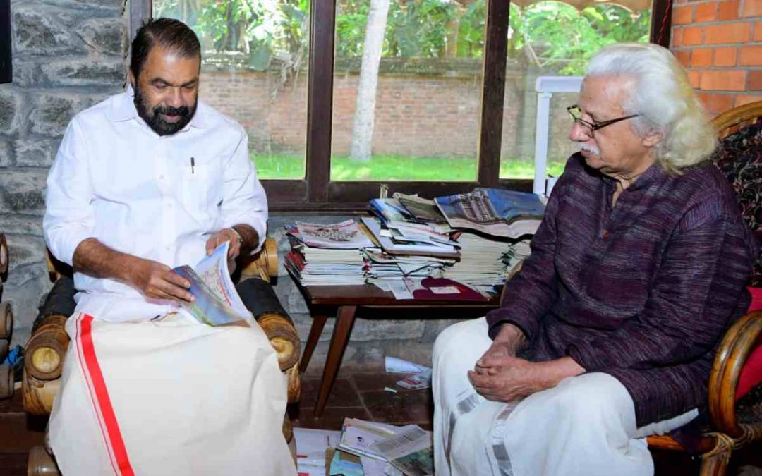 മലയാളം അക്ഷരമാല ഉൾപ്പെടുത്തിയ പാഠപുസ്തകങ്ങളുടെ വിതരണം ആരംഭിച്ചു: ആദ്യകോപ്പി മന്ത്രി വി.ശിവൻകുട്ടിയിൽ നിന്ന് സംവിധായകൻ അടൂർ ഗോപാലകൃഷ്ണൻ ഏറ്റുവാങ്ങി