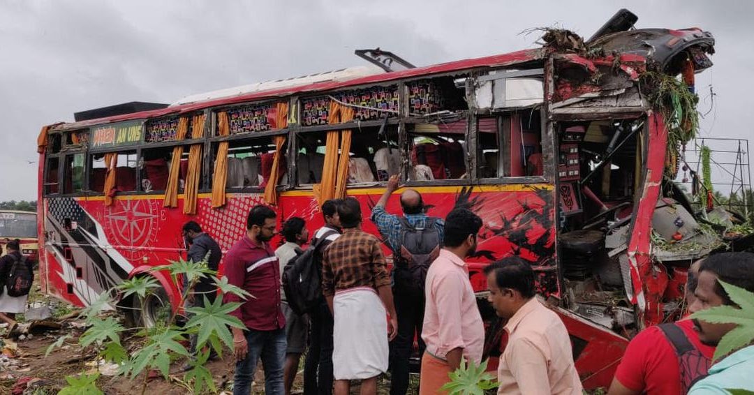 വിദ്യാർത്ഥികളും അധ്യാപകനും മരിച്ച ബസ് അപകടം: അന്വേഷിച്ച് റിപ്പോർട്ട് നൽകാൻ പൊതുവിദ്യാഭ്യാസ ഡയറക്ടർക്ക് നിർദേശം