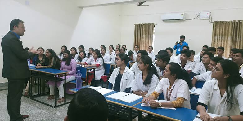 ക്ലിനിക്കൽ സൈക്കോളജി, സൈക്യാട്രിക്ക് സോഷ്യൽ വർക്ക് കോഴ്‌സുകളിൽ പ്രവേശനം