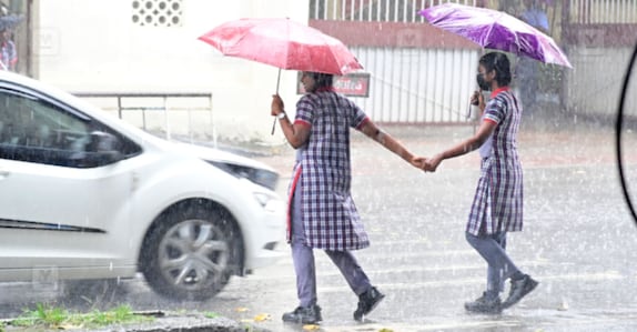 അതിശക്തമായ മഴ: വിവിധ ജില്ലകളിൽ അവധി