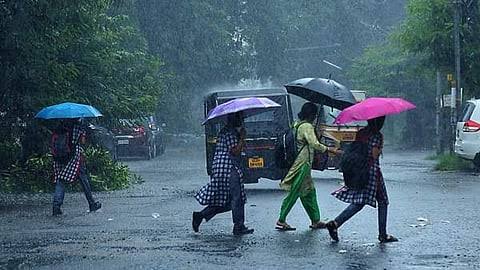 സംസ്ഥാനത്ത് മഴ ശക്തമാകും: വിവിധ ജില്ലകളിൽ അടുത്ത ദിവസങ്ങളിൽ റെഡ് അലേർട്ട്