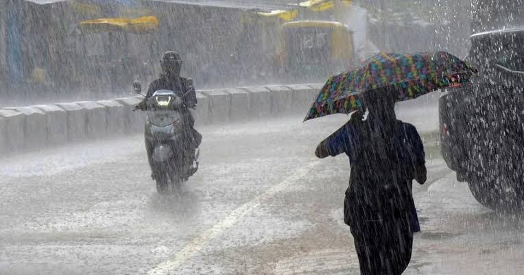 കനത്ത മഴ തുടരുന്നു: നാളത്തെ അവധി അറിയിപ്പുകൾ