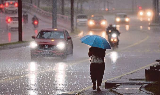 കനത്ത മഴ തുടരുന്നു: നാളെ 10 ജില്ലകളിൽ അവധി