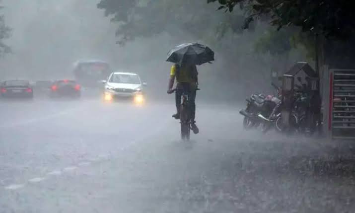 ഇന്നും നാളെയും  അതിതീവ്ര മഴയ്ക്ക് സാധ്യത: നാളെ വിവിധ ജില്ലകളിൽ റെഡ് അലേർട്ട്