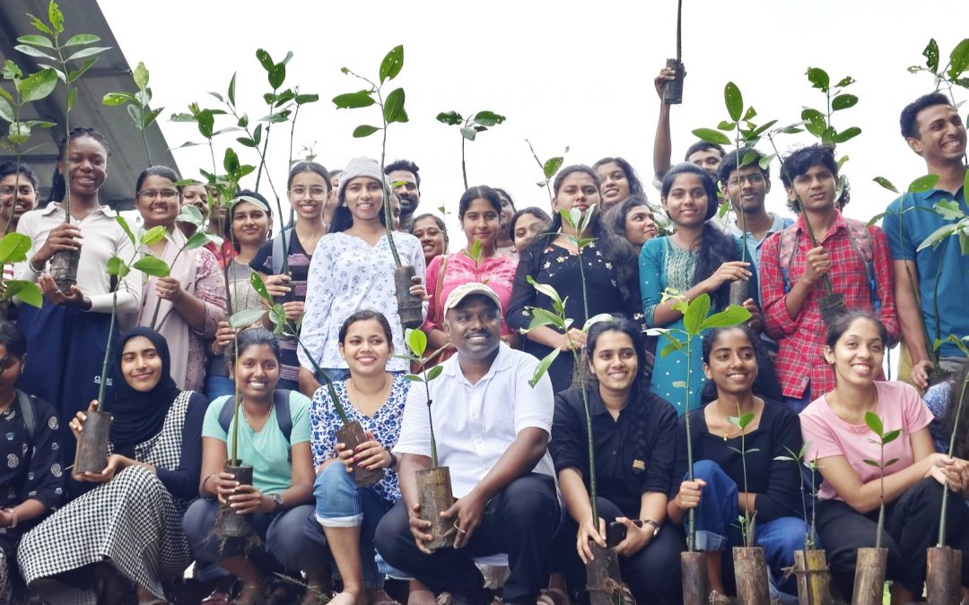 പാതിരാമണലില് മാലിന്യം നീക്കി കണ്ടല് നട്ട് എംജി വിദ്യാര്ഥികള്