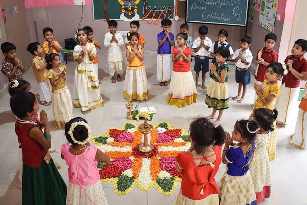 സ്കൂളിൽ ഓണാഘോഷം വേണ്ടെന്ന് ഓഡിയോ സന്ദേശം ഇട്ട അധ്യാപികയ്ക്കെതിരെ കേസ്
