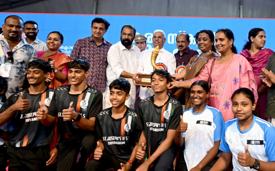 കിരീടംചൂടി തിരുവനന്തപുരം: 117.5 പവൻ സ്വർണക്കപ്പ് ഏറ്റുവാങ്ങി
