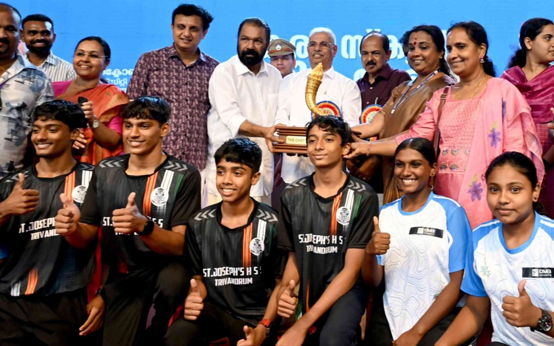 കിരീടംചൂടി തിരുവനന്തപുരം: 117.5 പവൻ സ്വർണക്കപ്പ് ഏറ്റുവാങ്ങി
