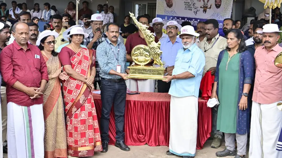 സ്കൂൾ കായികമേളയുടെ സ്വർണക്കപ്പ് വിളംബര ഘോഷയാത്ര ആരംഭിച്ചു: വിവിധ ജില്ലകളിൽ സ്വീകരണം
