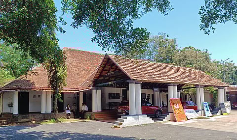 ലോകോളജില് ക്ലാസ് മുറിയുടെ സീലിങ് തകര്ന്നുവീണു: പ്രിനിസിപ്പലിന് മുന്നിൽ പ്രതിഷേധവുമായി വിദ്യാര്ത്ഥികള്