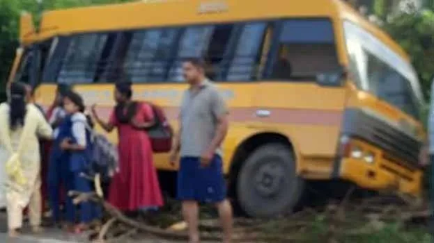 സ്കൂൾ ബസിനു പിന്നിൽ ശബരിമല തീർഥാടകർ സഞ്ചരിച്ച ബസ് ഇടിച്ച് അപകടം 